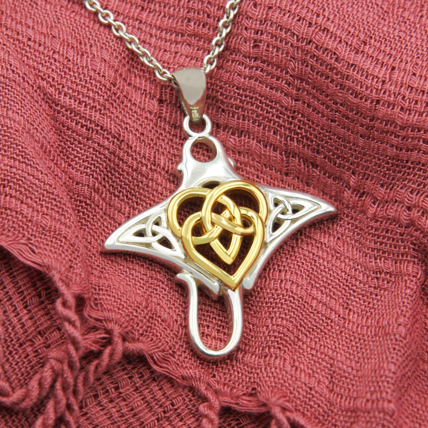 Manta Ray with Celtic Heart in the center Silver Pendant TPD6059 - peterstone.dropshipping