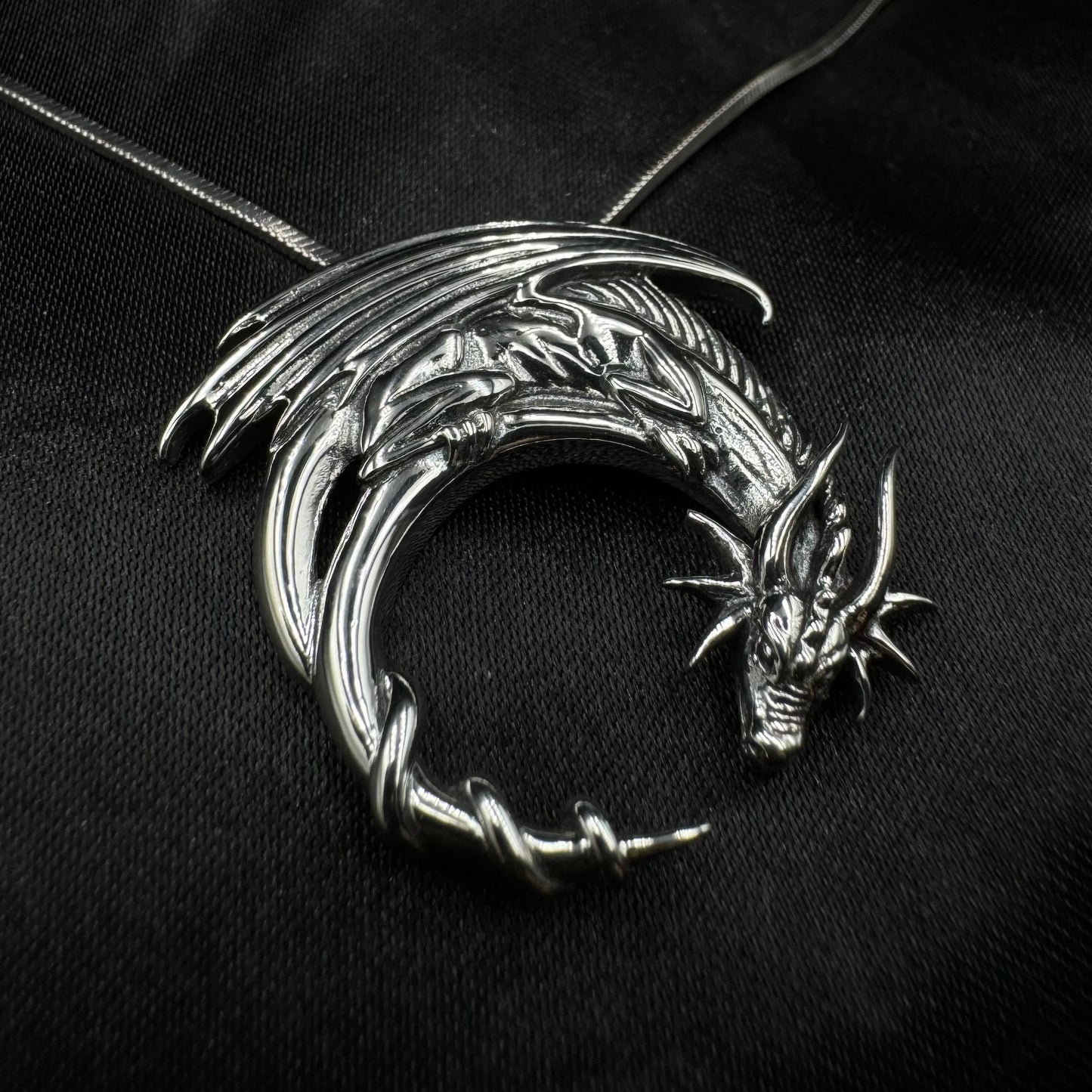Lightweight The Mystical Dragon Guardian of the Moon Pendant TPD6536