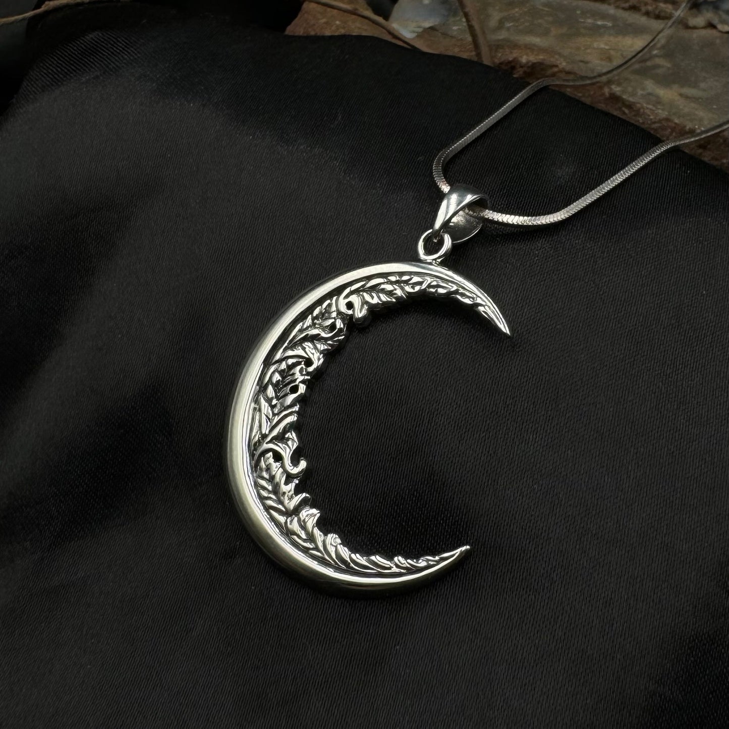 Lightweight Moon Vines Sterling Silver Pendant TPD6530